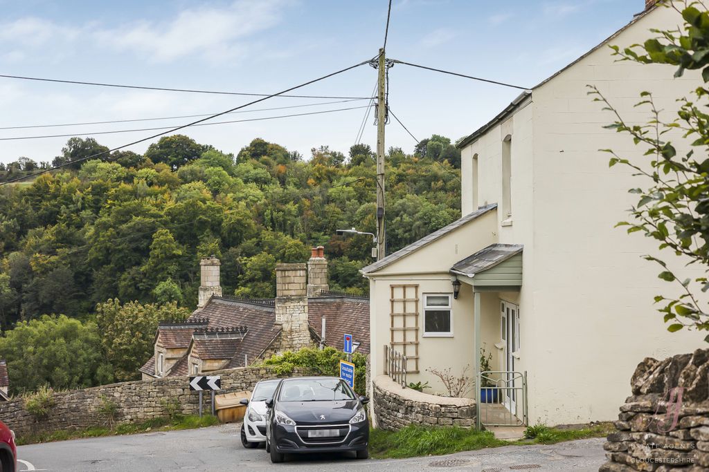 Property photo 1 of 13 A Lovely 3 Bedroom Cottage Located In The Village Of Chalford Nr Stroud.