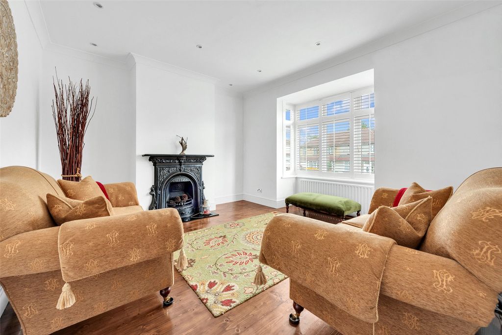 Property photo 3 of 12 Lounge