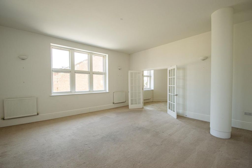 Property photo 1 of 12 Lounge