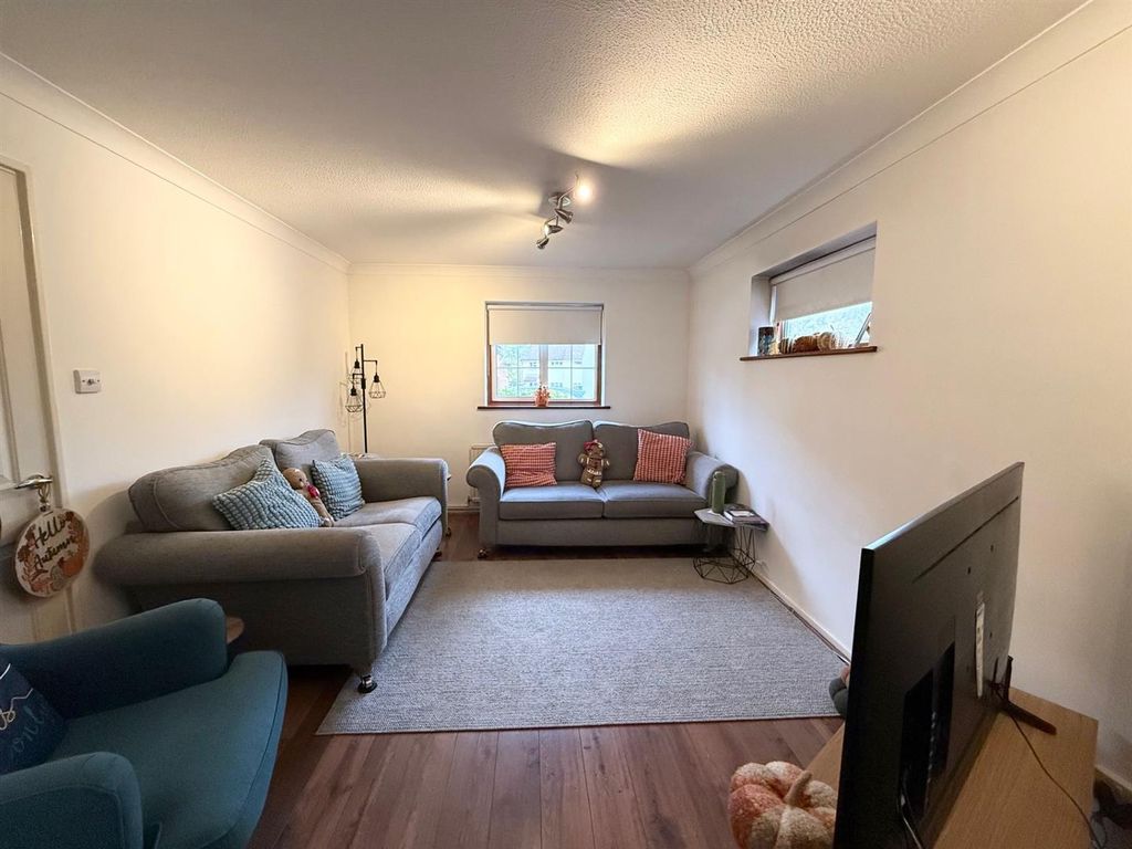 Property photo 3 of 10 Lounge.Jpg