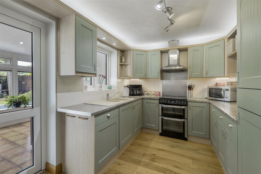 Property photo 3 of 24 38Lingfield07.Jpg