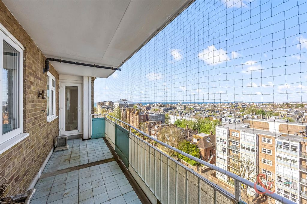Property photo 3 of 18 37-39 The Drive, Grove Court, Flat 36-002.Jpg
