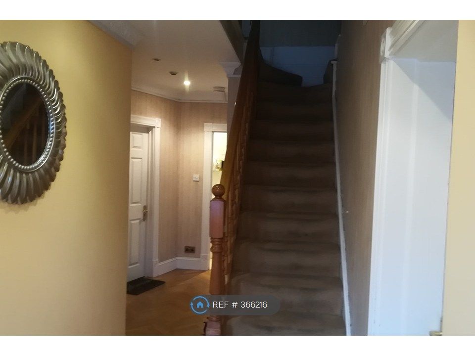 Property photo 2 of 10 Entrance Hall