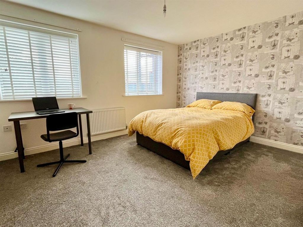 Property photo 3 of 8 Bedroom