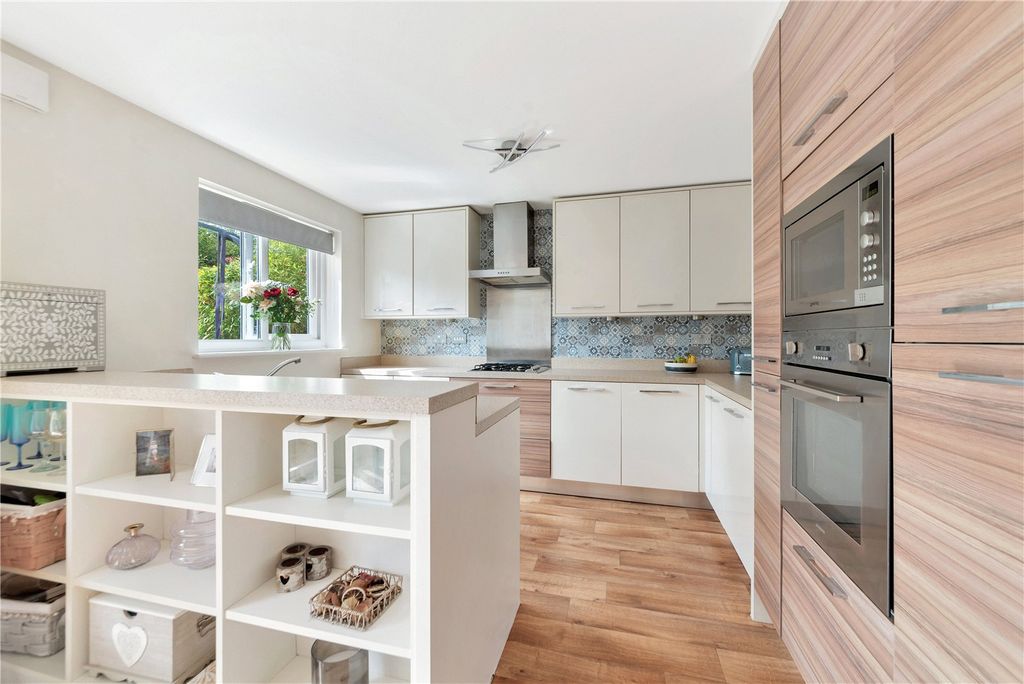 Property photo 2 of 21 Picture No. 11