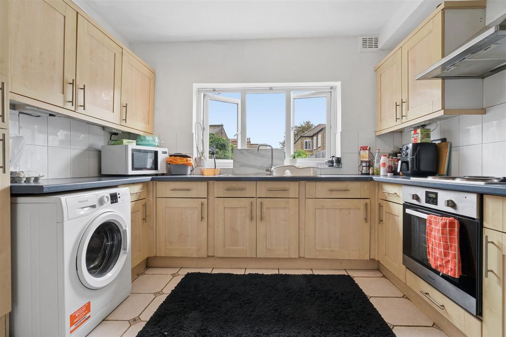 Property photo 3 of 12 72 Fountain Road, London, Sw17 0HQ Kitchen.Jpg