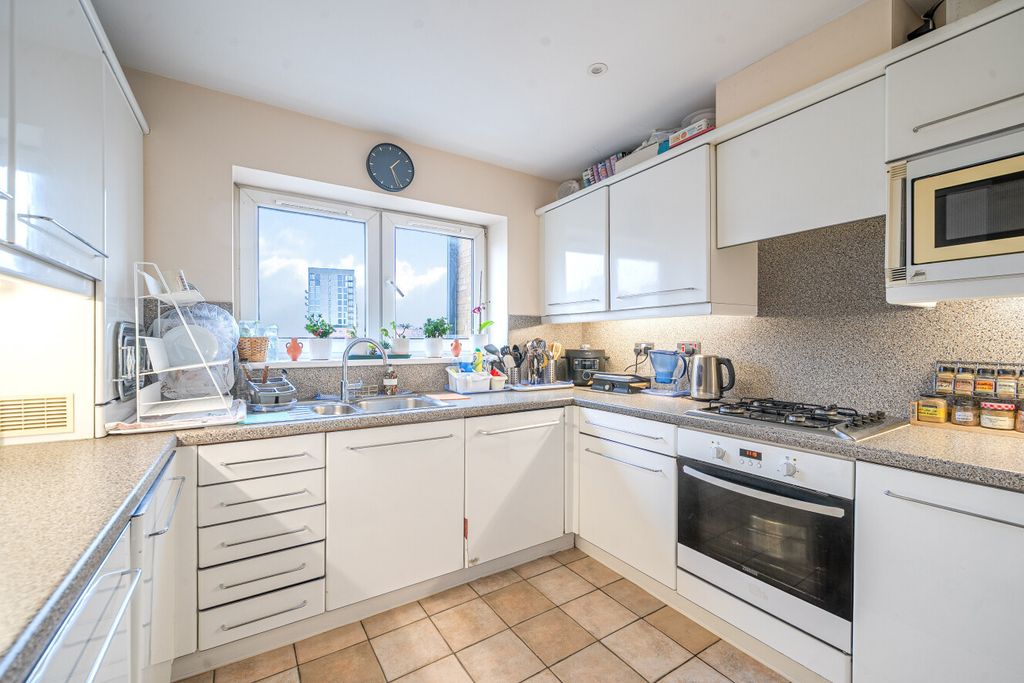 Property photo 2 of 15 1404006-19-69722E...