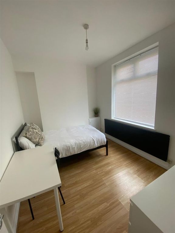 Property photo 2 of 5 Bright Double Bedroom With Desk And Wood Flooring...