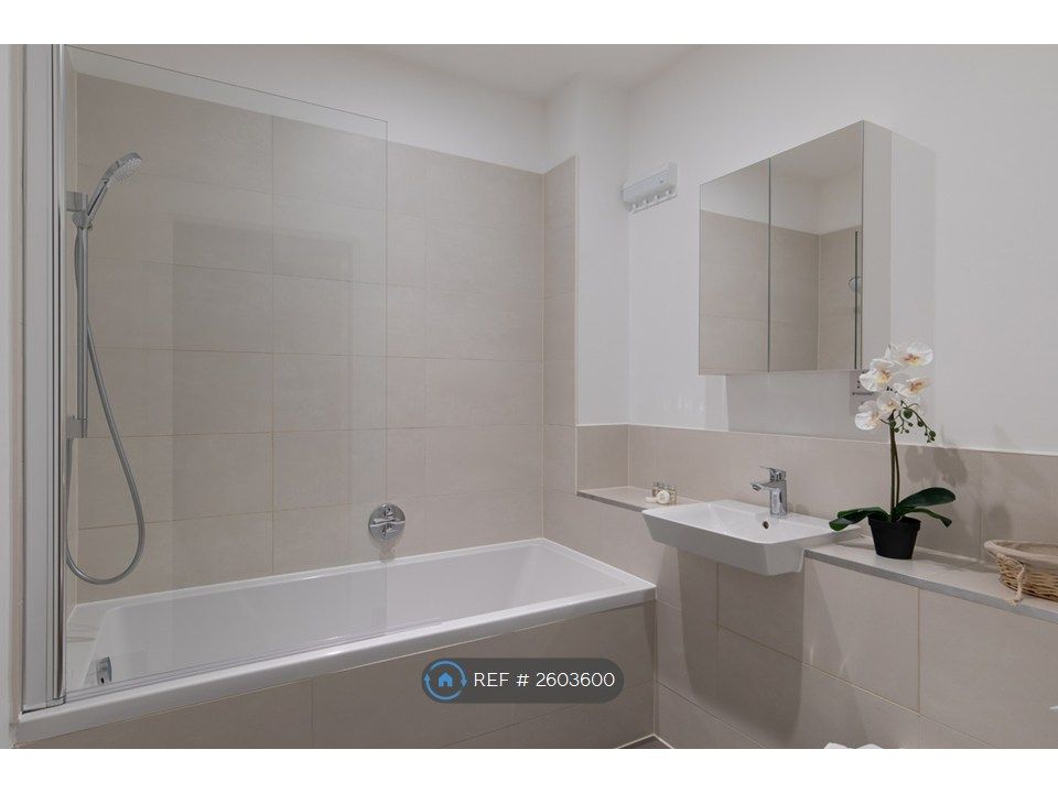 Property photo 3 of 9 Bathroom