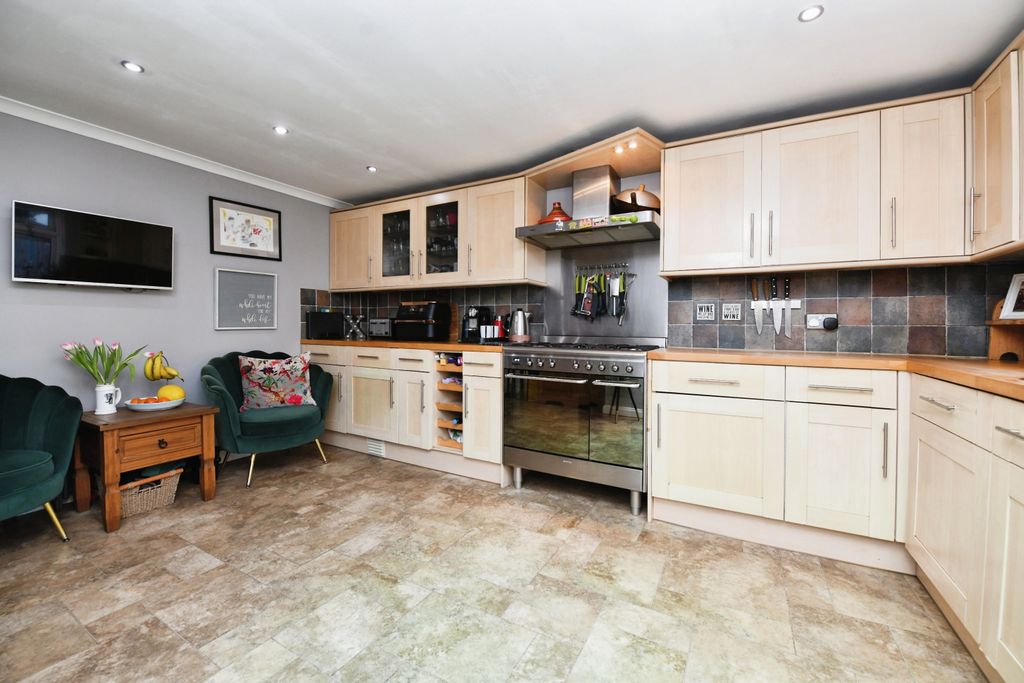 Property photo 3 of 20 Kitchen/Breakfast Room