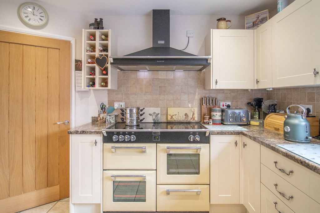 Property photo 3 of 31 3853084
