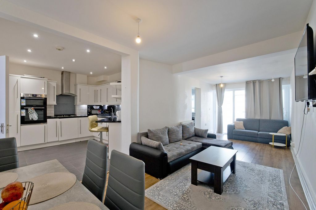 Property photo 1 of 16 Stylish Two-Bedroom Ground Floor Flat With Self-Contained Studio Â€“ Caversham Avenue, N13