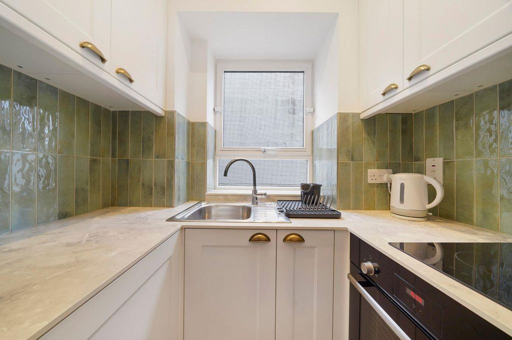Property photo 2 of 13 Flat 9 7 Wilbraham Place London Sw1X 9Ae - 004.Jpg