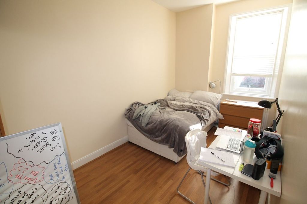 Property photo 3 of 10 A Cozy Double Bedroom Featuring A Comfortable Bed,...