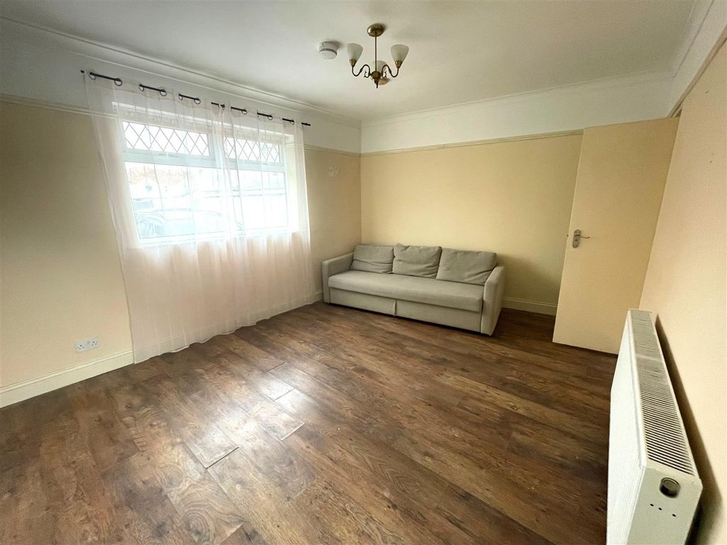 Property photo 2 of 11 Lounge.Jpg