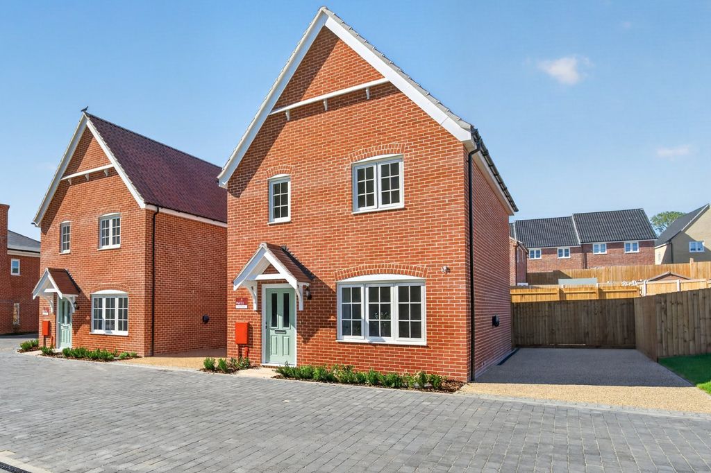 Property photo 1 of 17 Fallows Watch