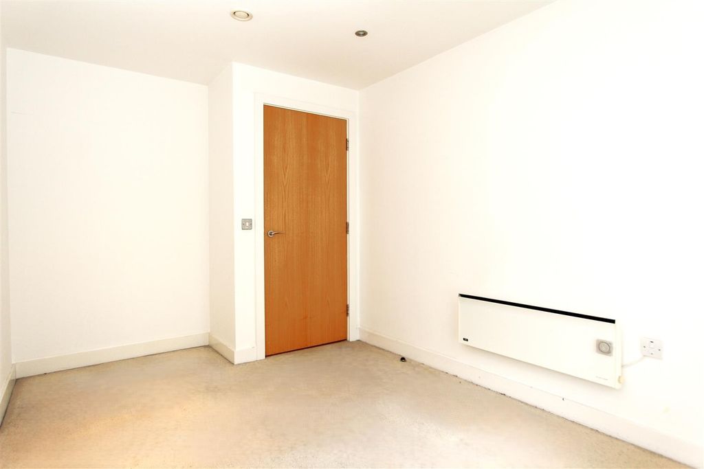Property photo 2 of 8 Bright, Plain Single Bedroom With Neutral Decor...