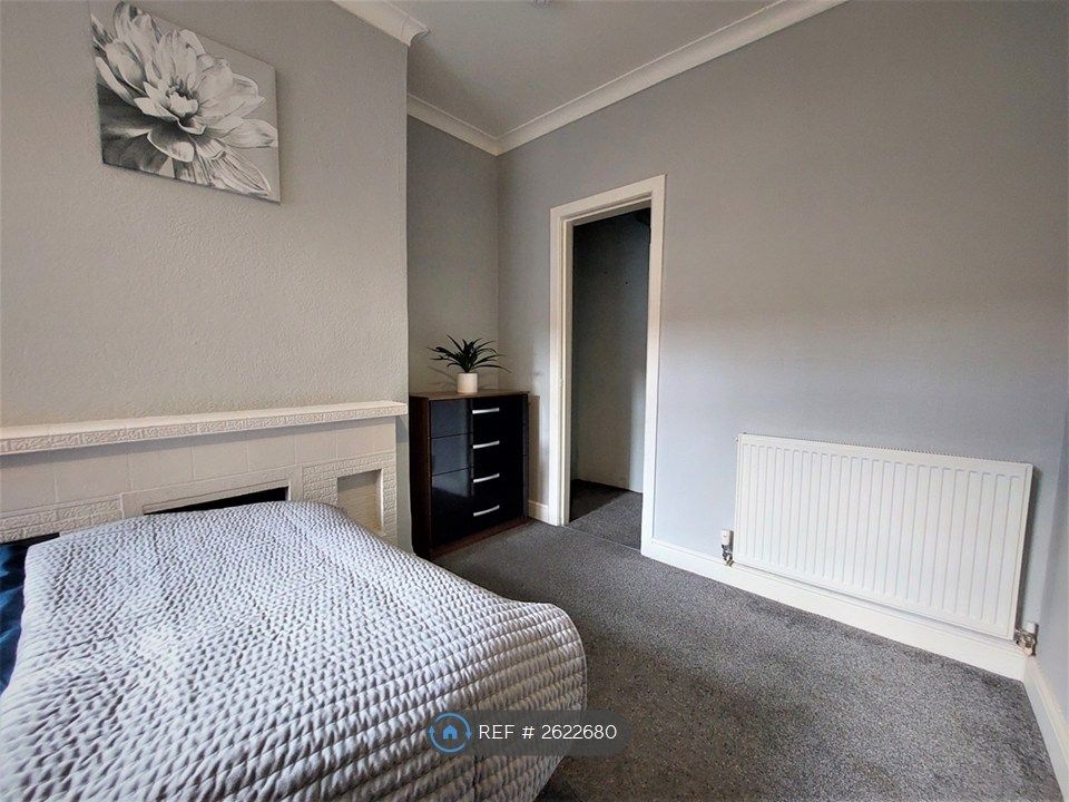 Property photo 2 of 8 Room 1 With Under-Stairs Wardrobe - Available