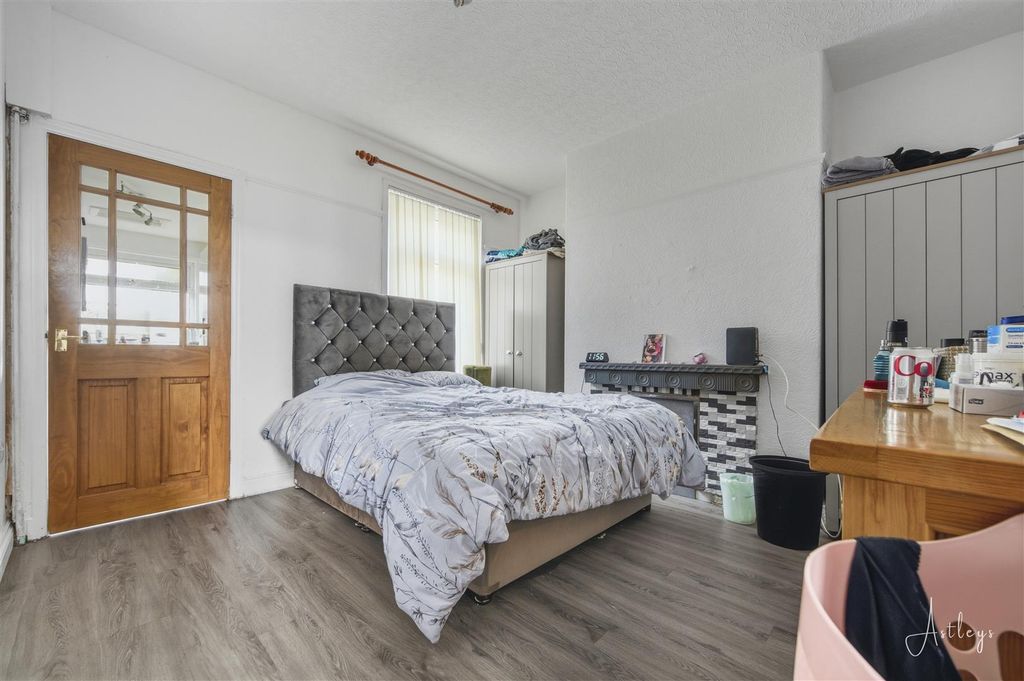 Property photo 3 of 16 Dining Room