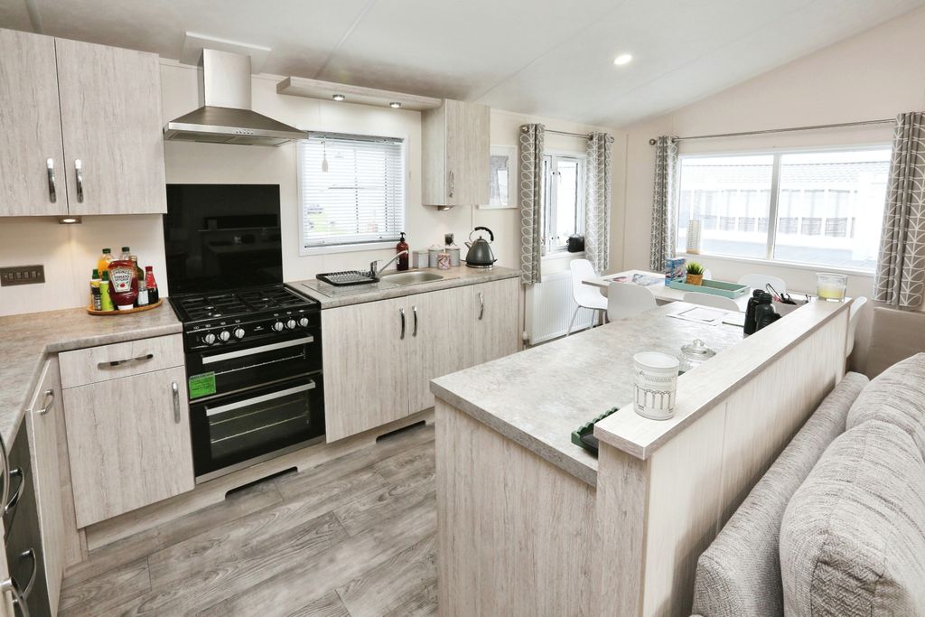 Property photo 2 of 18 Kitchen