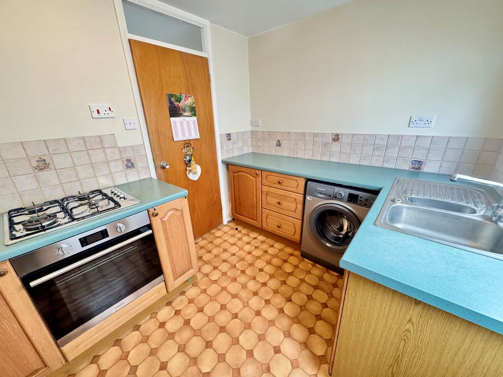 Property photo 3 of 11 52 Windward Close Kitchen 1