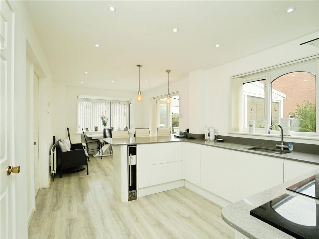 Property photo 3 of 25 Dining Kitchen