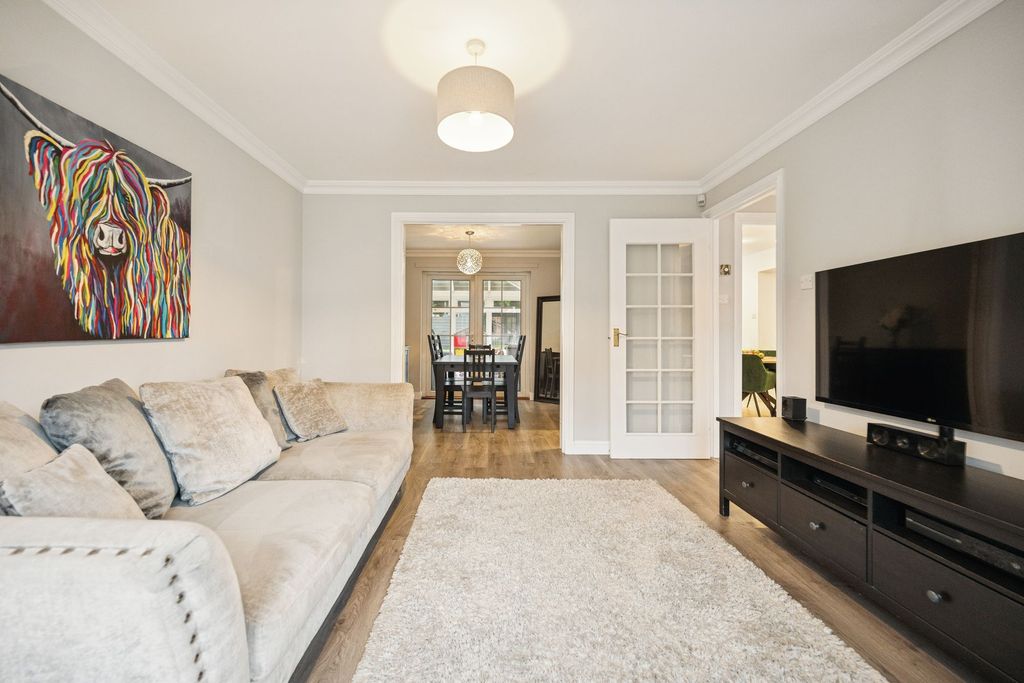 Property photo 2 of 32 Lounge