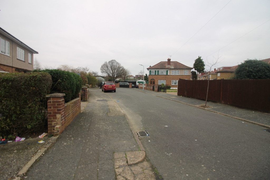 Property photo 1 of 2 Rooms For Let