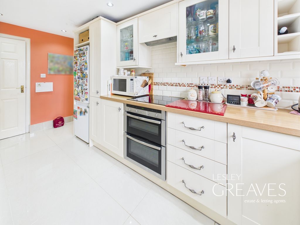 Property photo 3 of 17 Kitchen