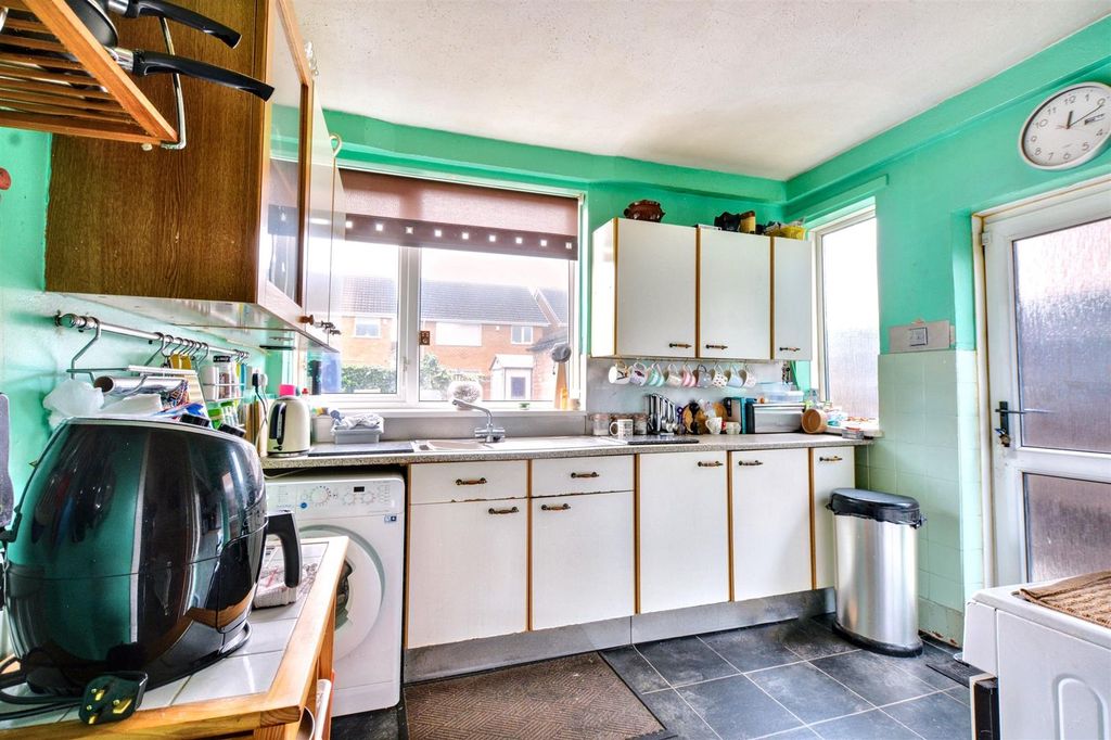 Property photo 3 of 20 Kitchen