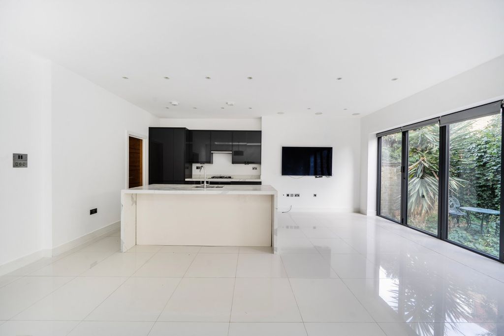 Property photo 2 of 15 Reception/Kitchen