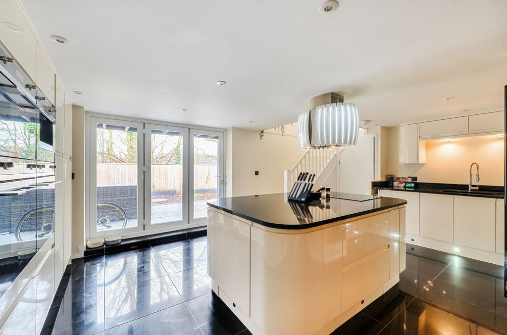 Property photo 3 of 23 Kitchen