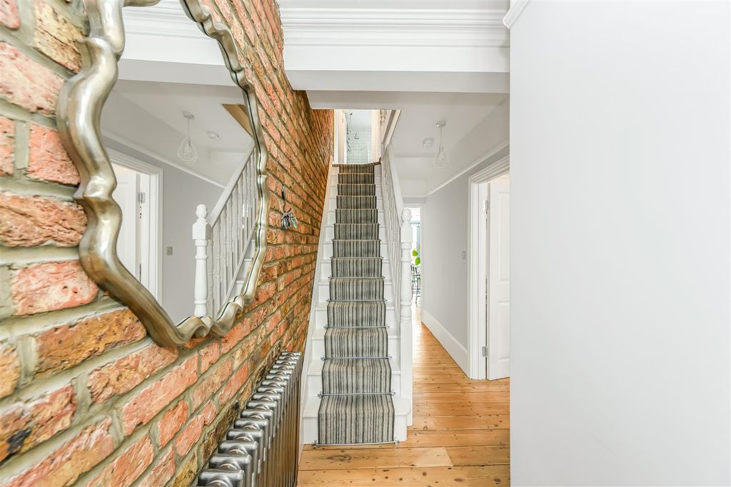 Property photo 2 of 26