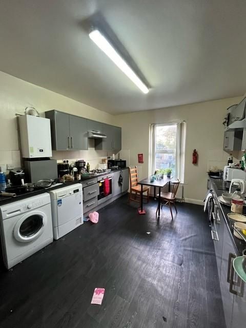 Property photo 3 of 9 Bright And Well-Maintained Kitchen With Modern App...