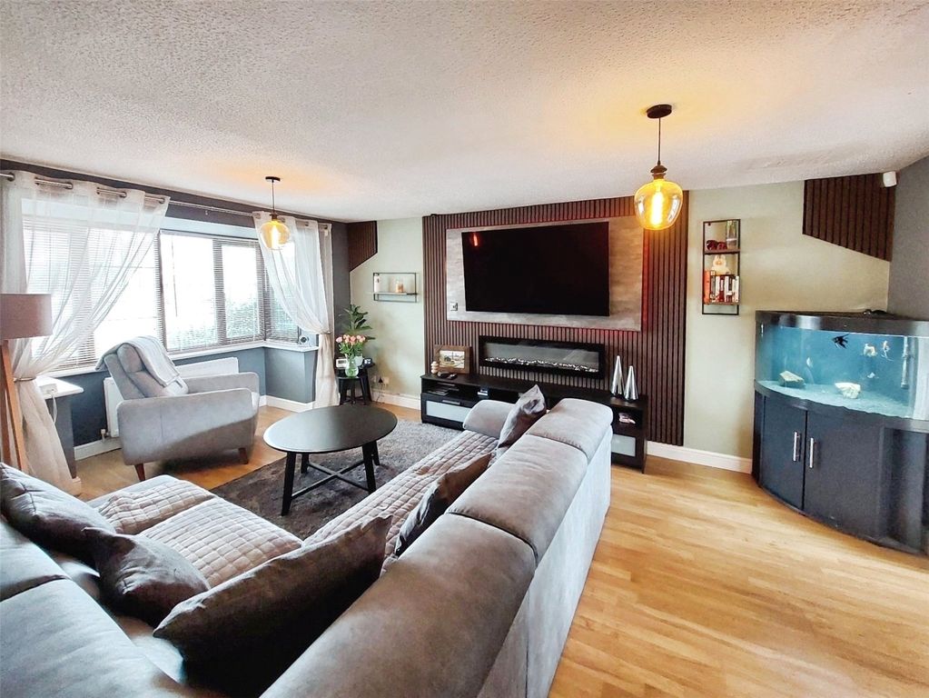 Property photo 2 of 16 Lounge