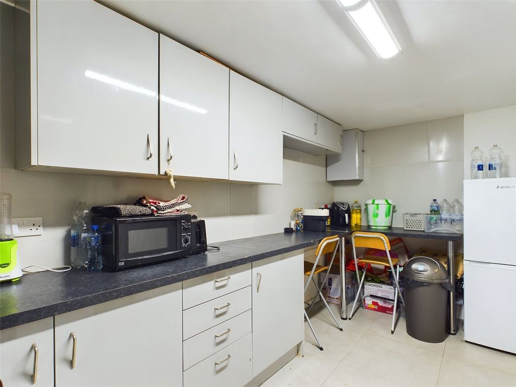 Property photo 3 of 33 Kitchen