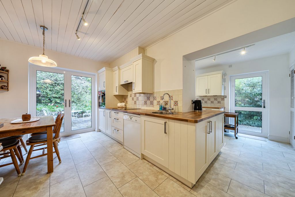 Property photo 2 of 19 1436389-15-69cc08...