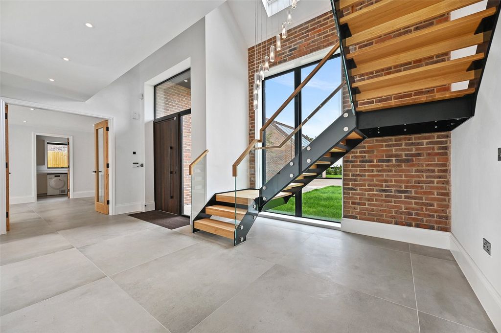 Property photo 3 of 11 Entrance