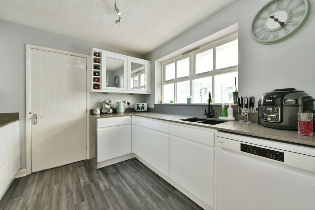 Property photo 3 of 26 Kitchen