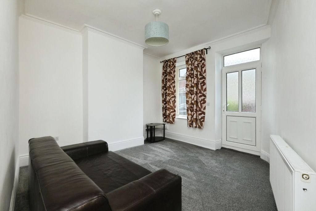 Property photo 2 of 16 Lounge