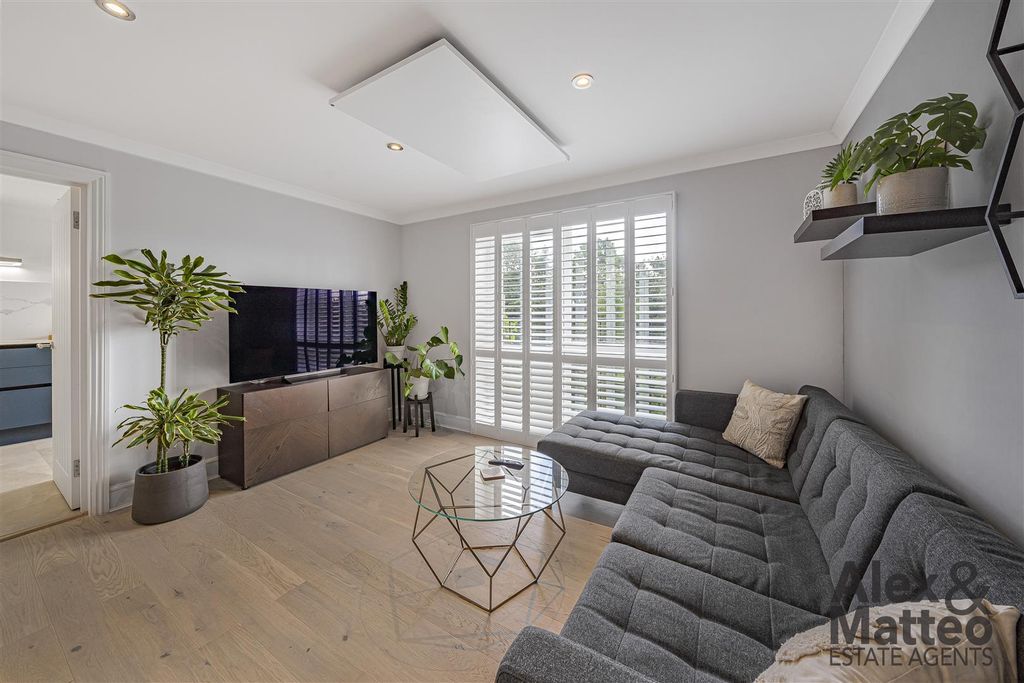 Property photo 3 of 24 Tideway Court