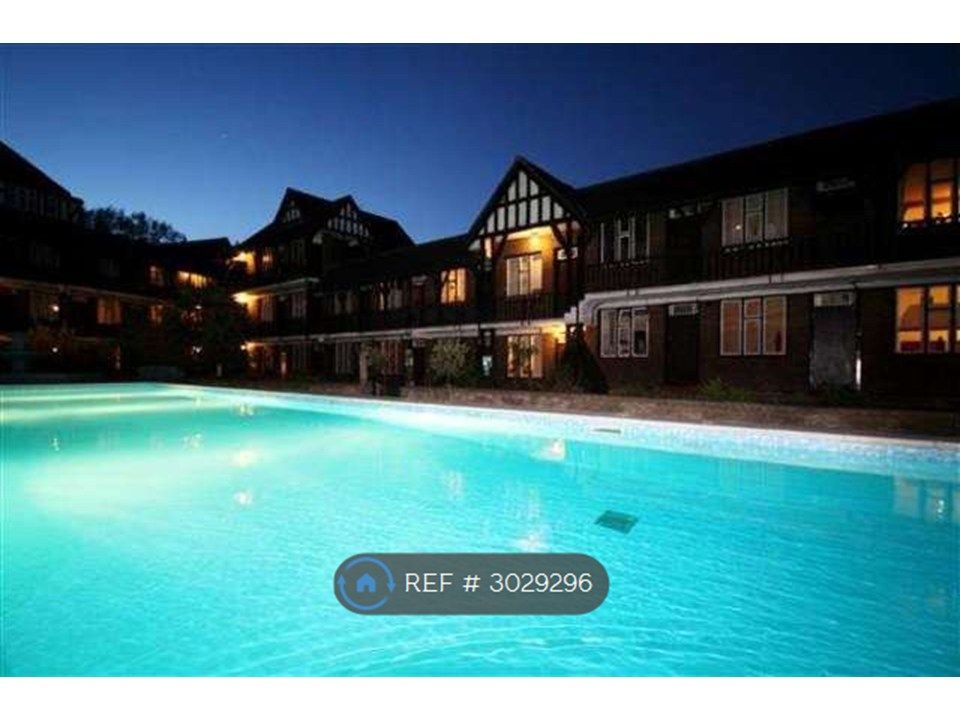 Property photo 1 of 14 Private Pool Beautifully Lit In The Evening