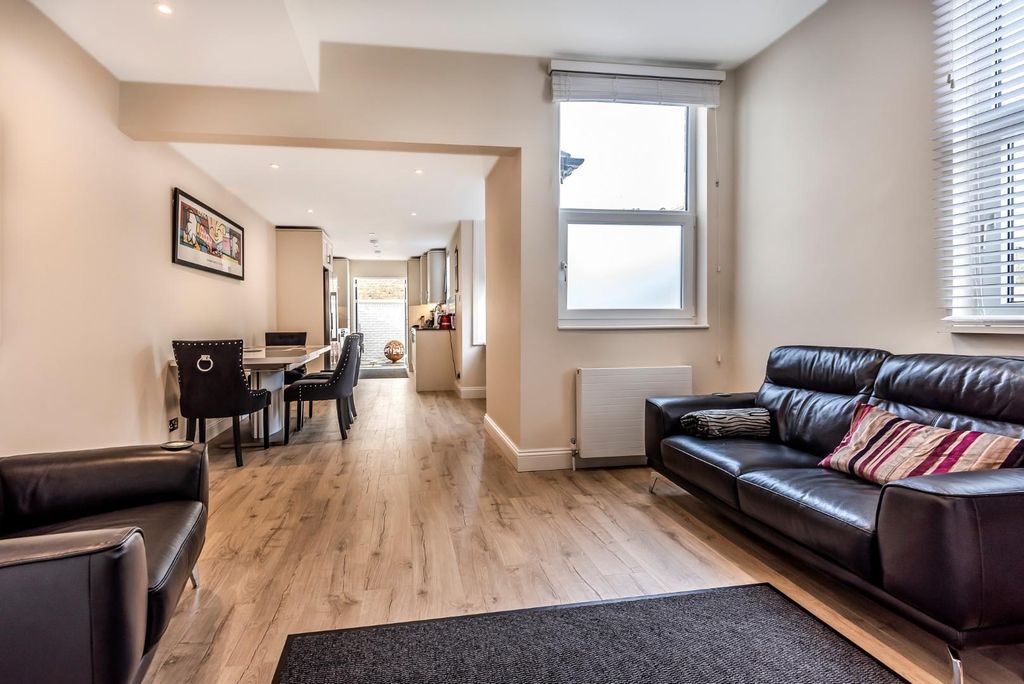 Property photo 3 of 9 Family Room.Jpg