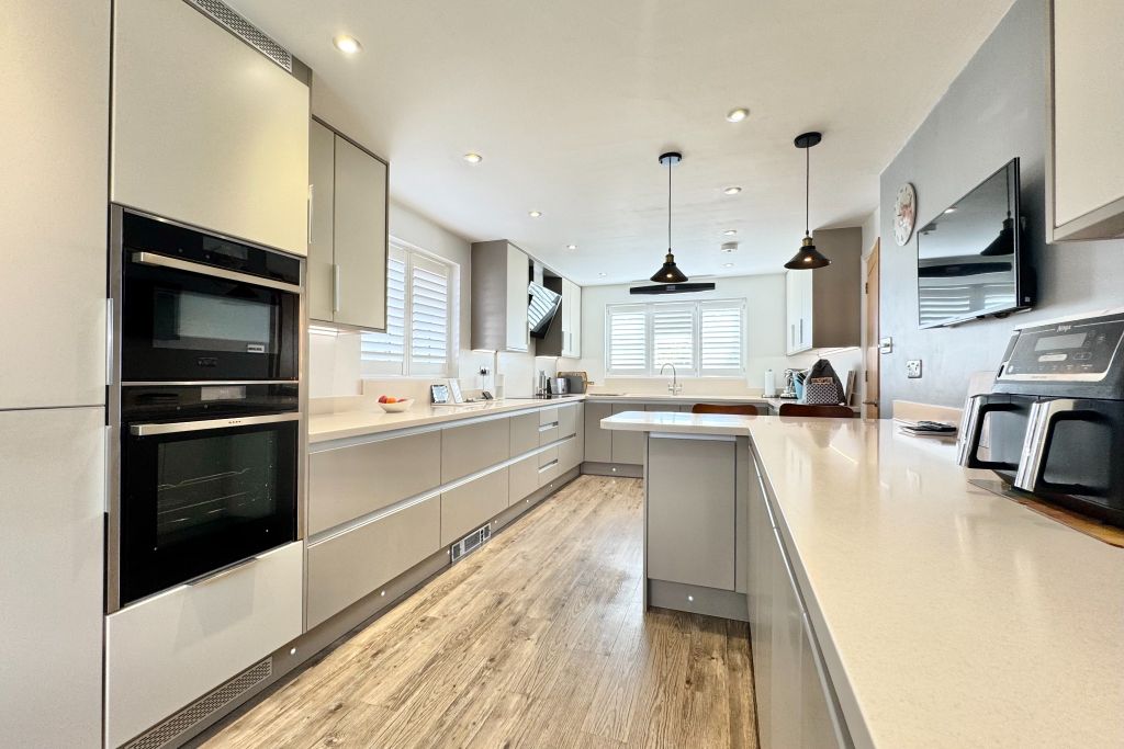 Property photo 2 of 21 Kitchen