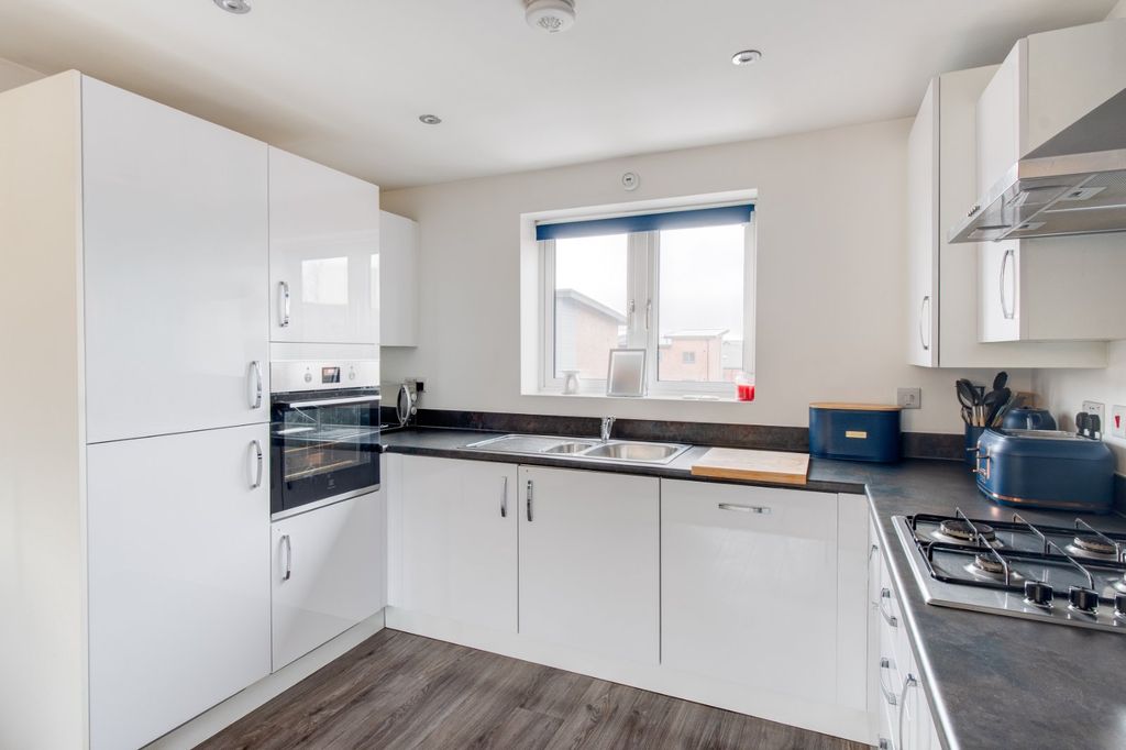 Property photo 2 of 16 Picture No. 12