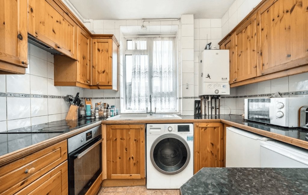 Property photo 1 of 9 Nelsons Are Proud To Present This Spacious Four-Bedroom Apartment Located On The Third Floor Of A Well Maintained Block With Lift Access.