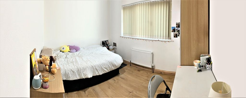 Property photo 3 of 9 Spacious And Bright Double Bedroom Featuring A Coz...