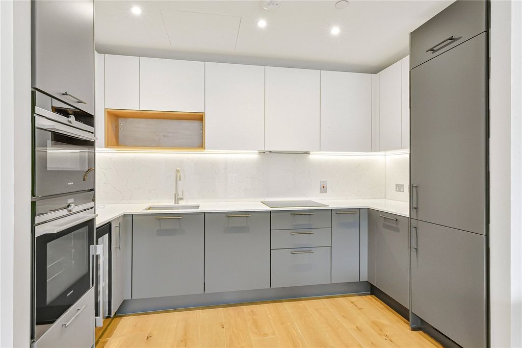 Property photo 3 of 19 Kitchen