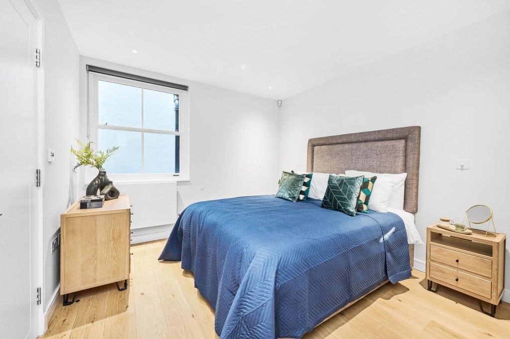 Property photo 3 of 9 04 Flat 7, 50 Wey...