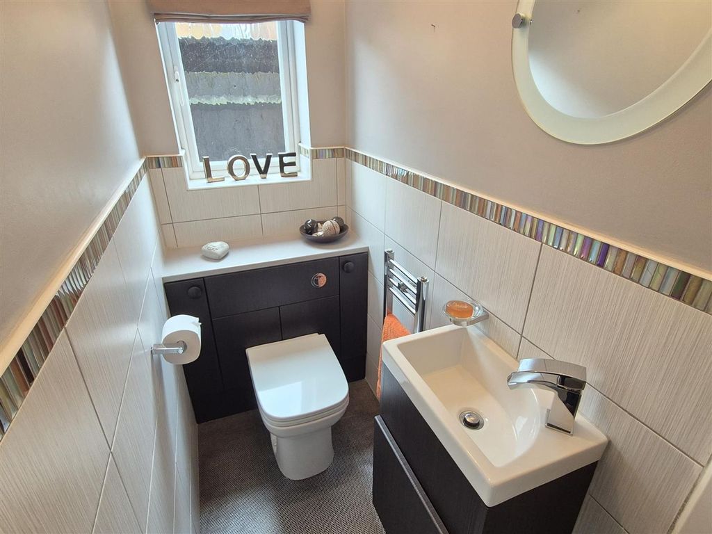 Property photo 2 of 25 Guest Cloakroom